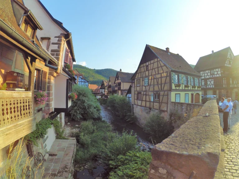 Preciosa calle en uno de los pueblos hacia Comar.
