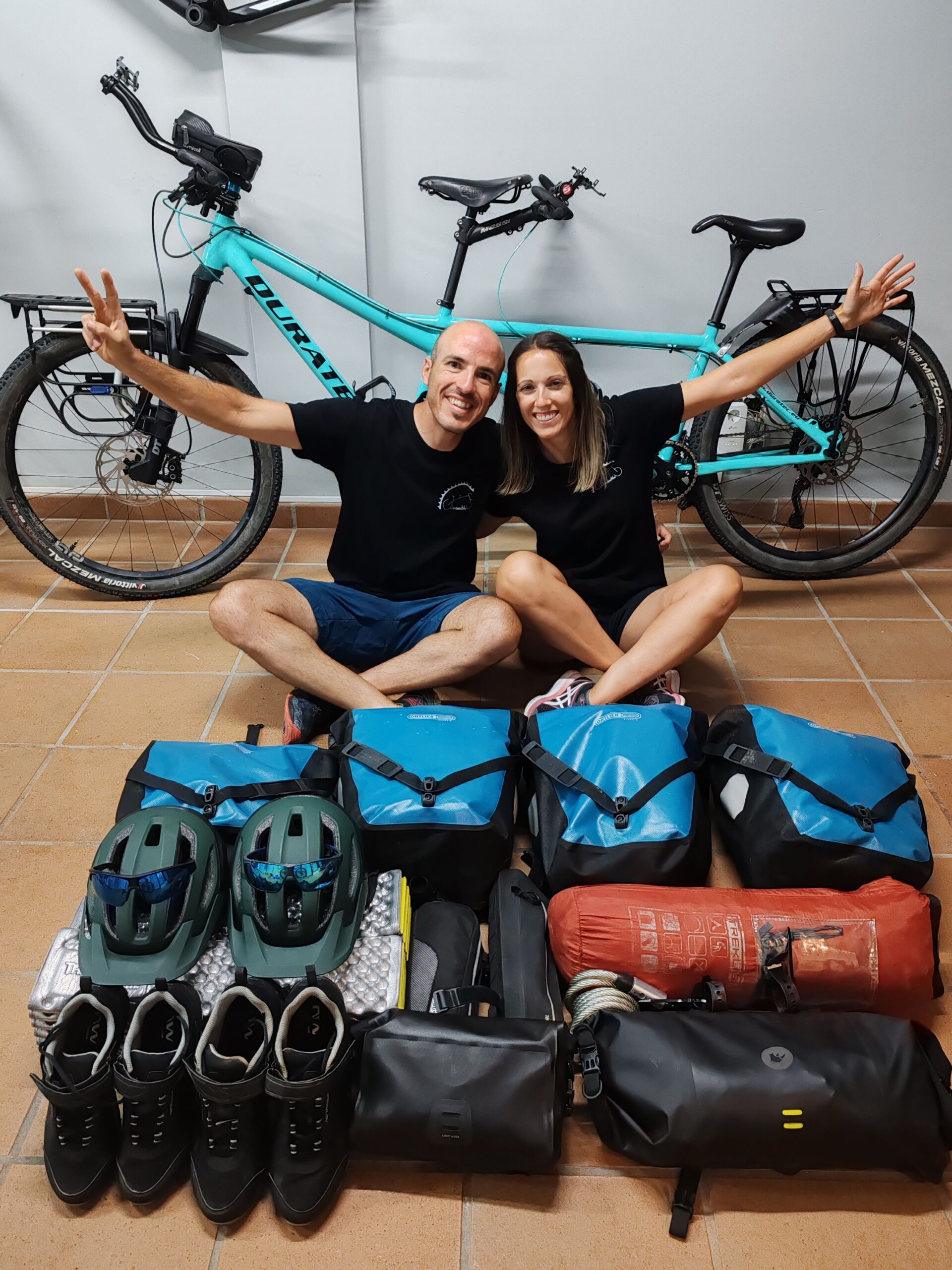 Judith y yo junto al equipaje que nos llevamos al viaje y el tándem de fondo.