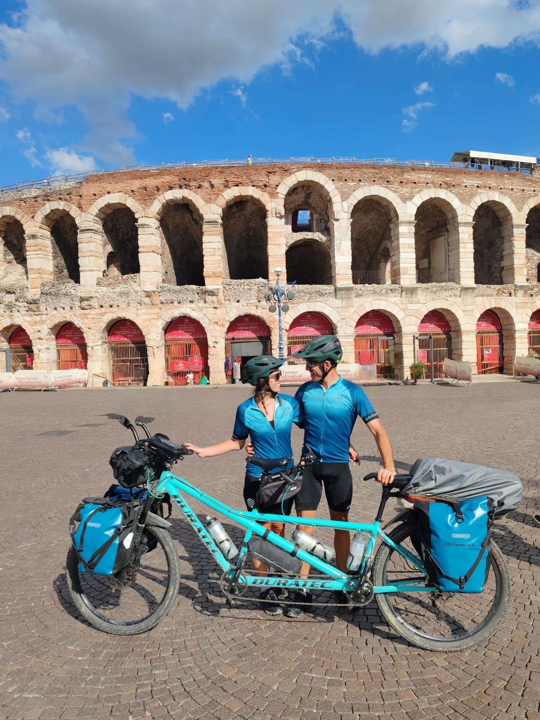 Frente a la Arena de Verona.